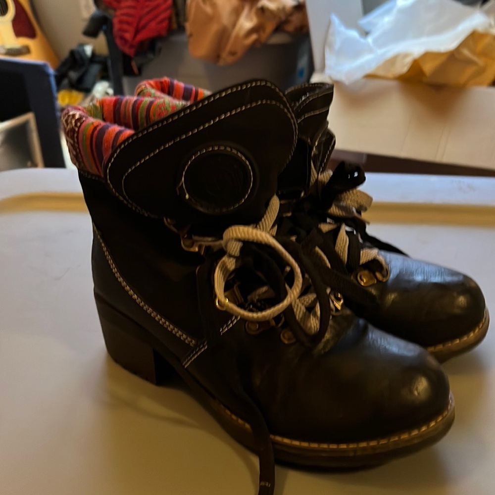 Cute ankle booties size 6. GUC